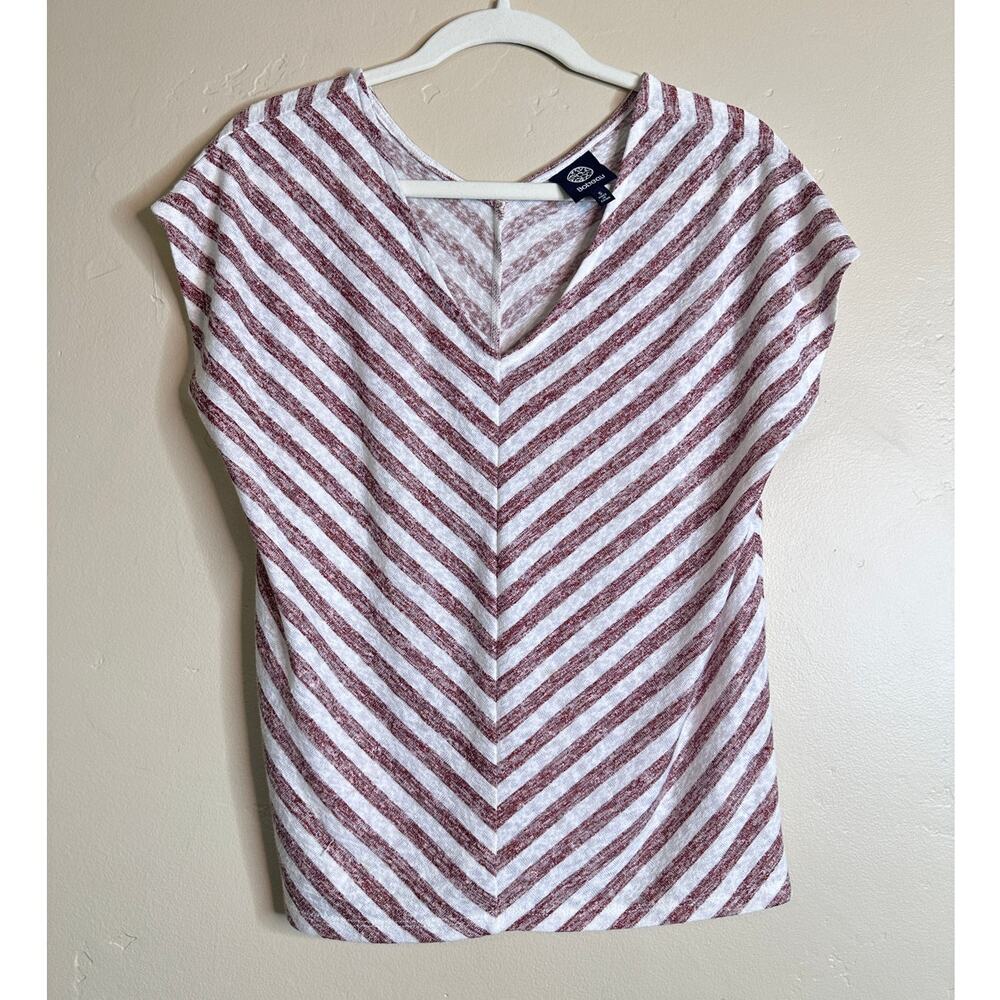Bobeau White and Burgundy Red Chevron V-Neck Relaxed Tee Small